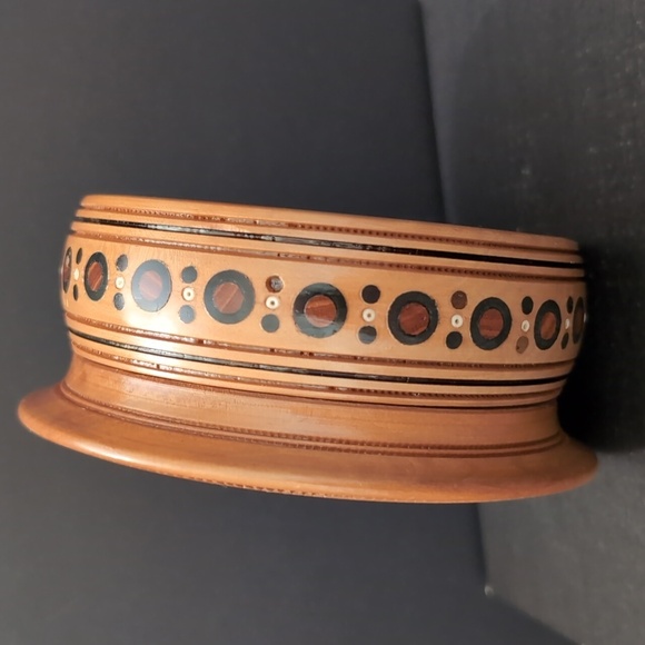 VGT, Ukrainian Hutsul Round Wooden Box with Intricate Mosaic Inlay. - Picture 4 of 11